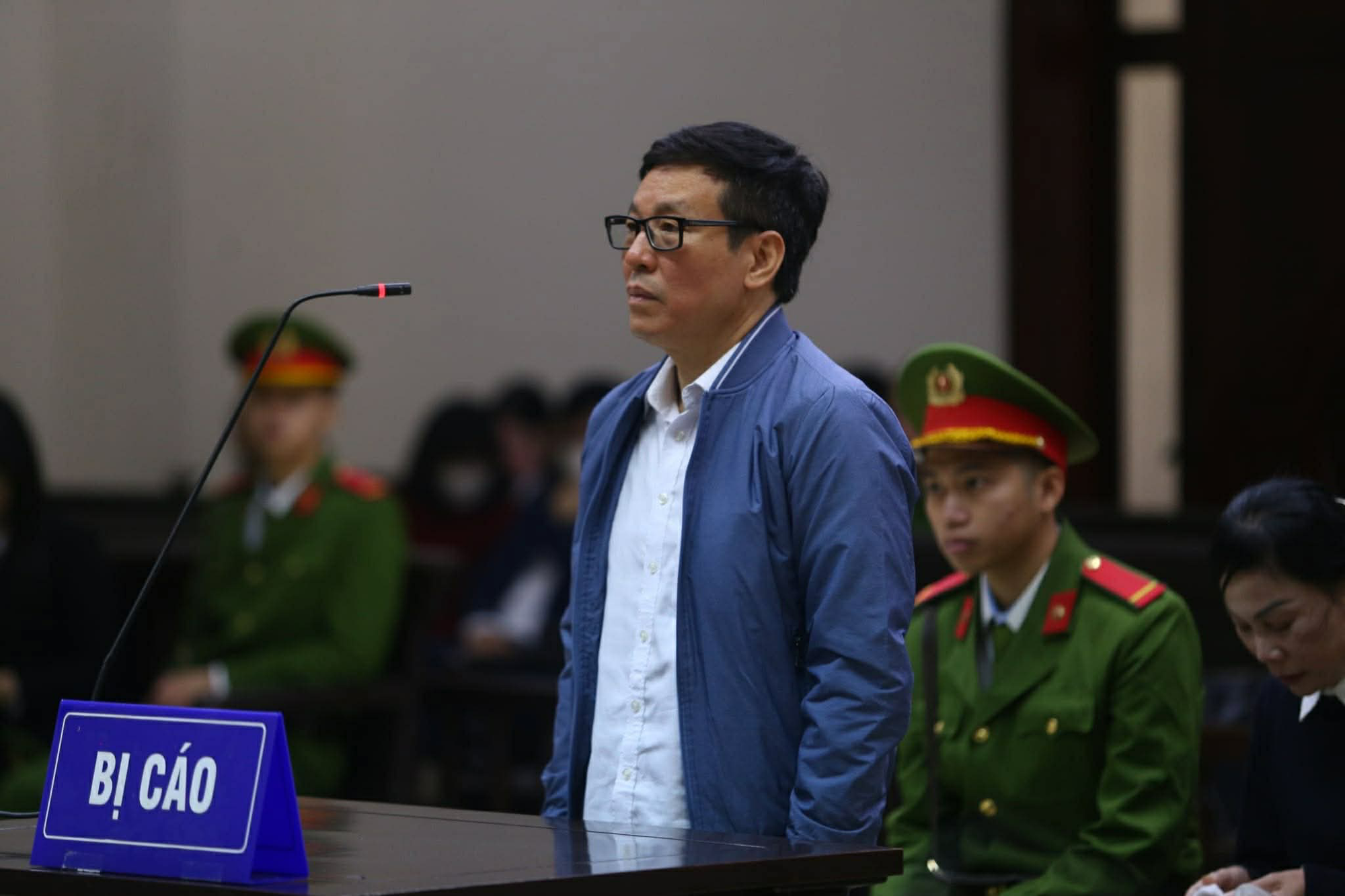 Cựu Bí thư Tỉnh ủy nghẹn ngào kể gia cảnh, Cựu chủ tịch tỉnh Vĩnh Phúc xin nộp thêm 200 triệu đồng- Ảnh 2. Cựu Bí thư Tỉnh ủy nghẹn ngào kể gia cảnh, Cựu chủ tịch tỉnh Vĩnh Phúc xin nộp thêm 200 triệu đồng- Ảnh 2.