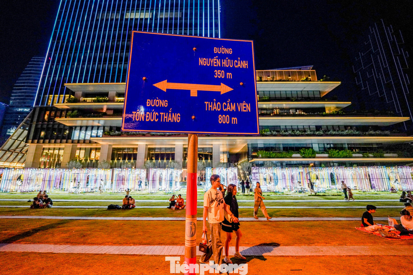 Giới trẻ TPHCM check in c&ocirc;ng vi&ecirc;n xếp chữ b&ecirc;n s&ocirc;ng- Ảnh 3.