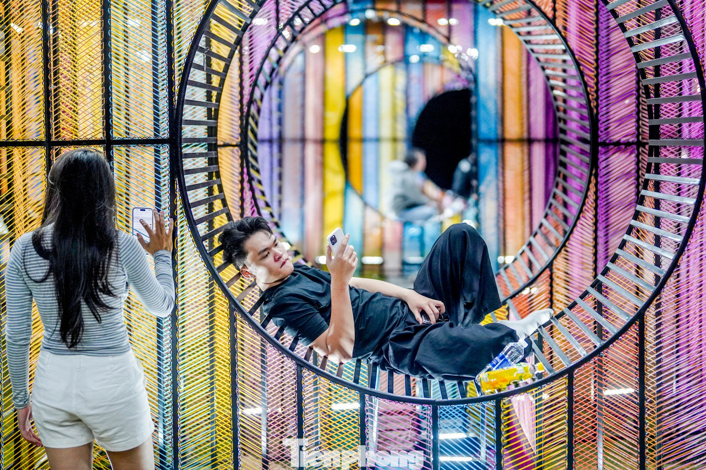 Giới trẻ TPHCM check in c&ocirc;ng vi&ecirc;n xếp chữ b&ecirc;n s&ocirc;ng- Ảnh 7.