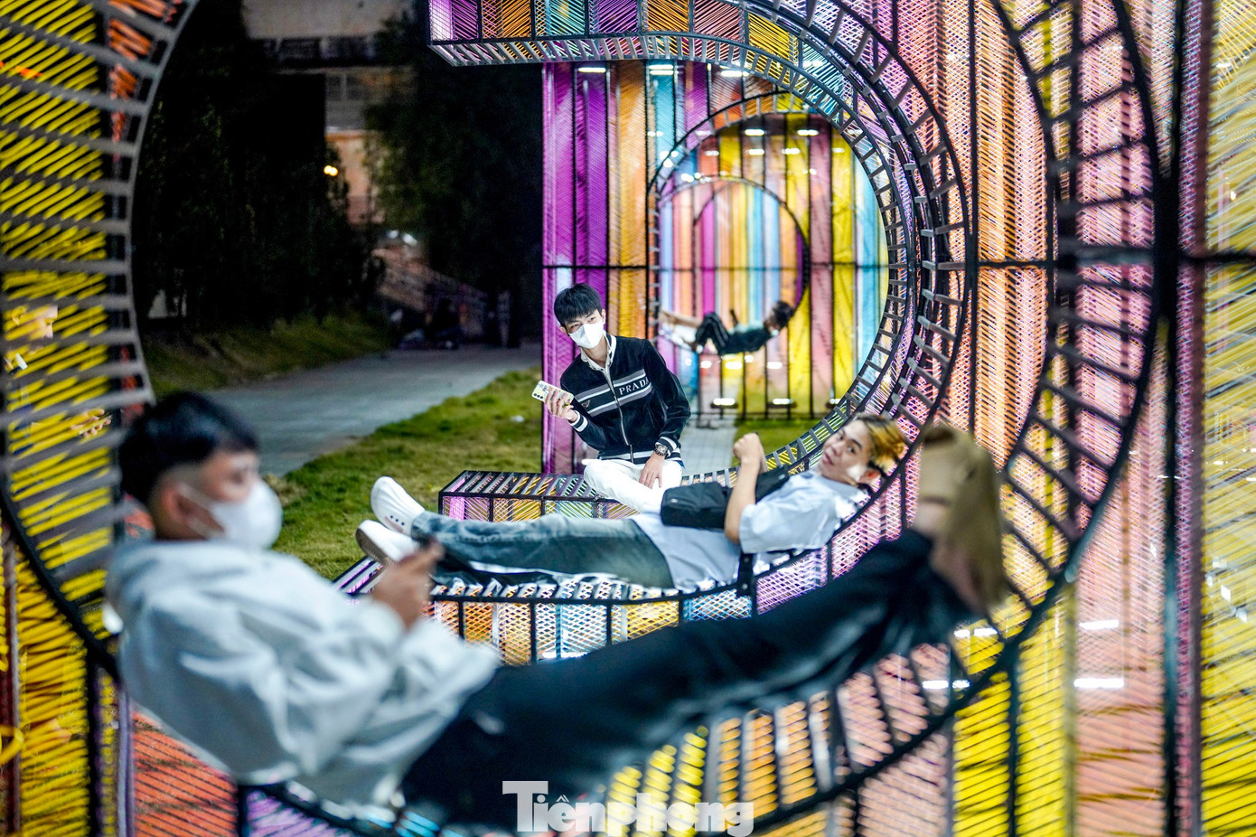 Giới trẻ TPHCM check in c&ocirc;ng vi&ecirc;n xếp chữ b&ecirc;n s&ocirc;ng- Ảnh 6.