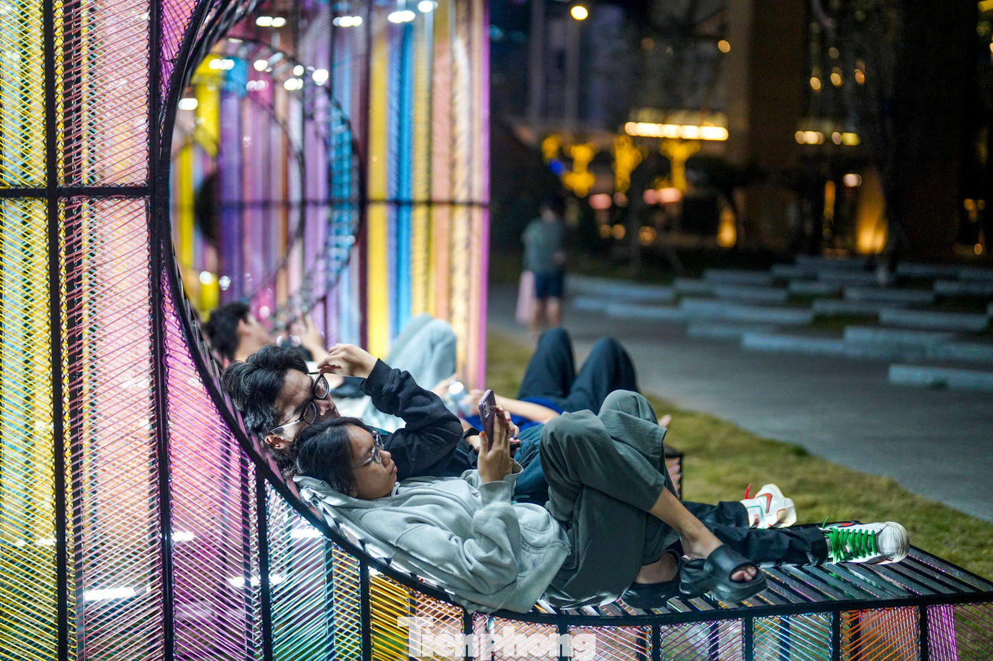 Giới trẻ TPHCM check in c&ocirc;ng vi&ecirc;n xếp chữ b&ecirc;n s&ocirc;ng- Ảnh 14.