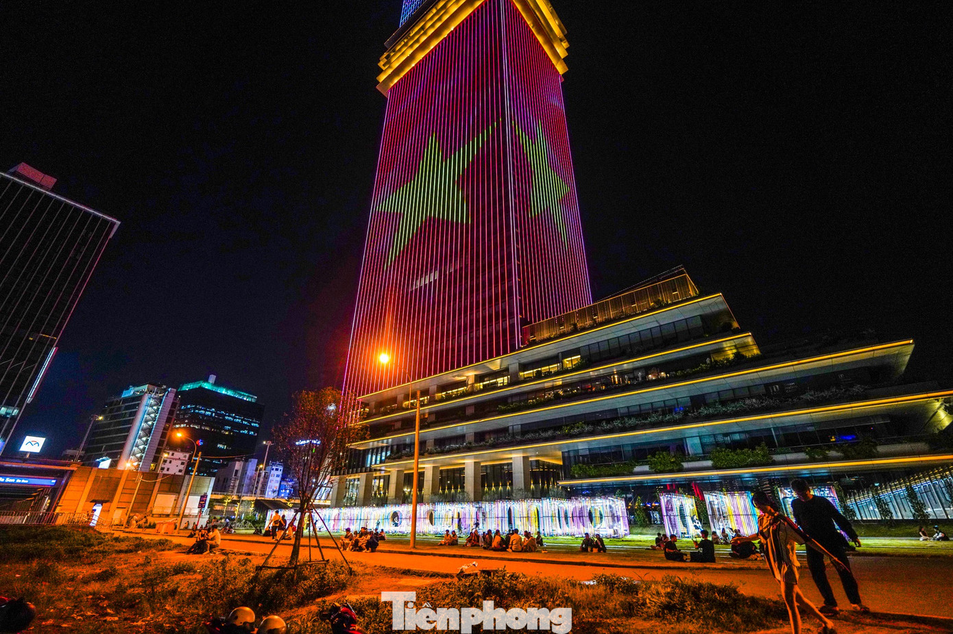 Giới trẻ TPHCM check in c&ocirc;ng vi&ecirc;n xếp chữ b&ecirc;n s&ocirc;ng- Ảnh 1.