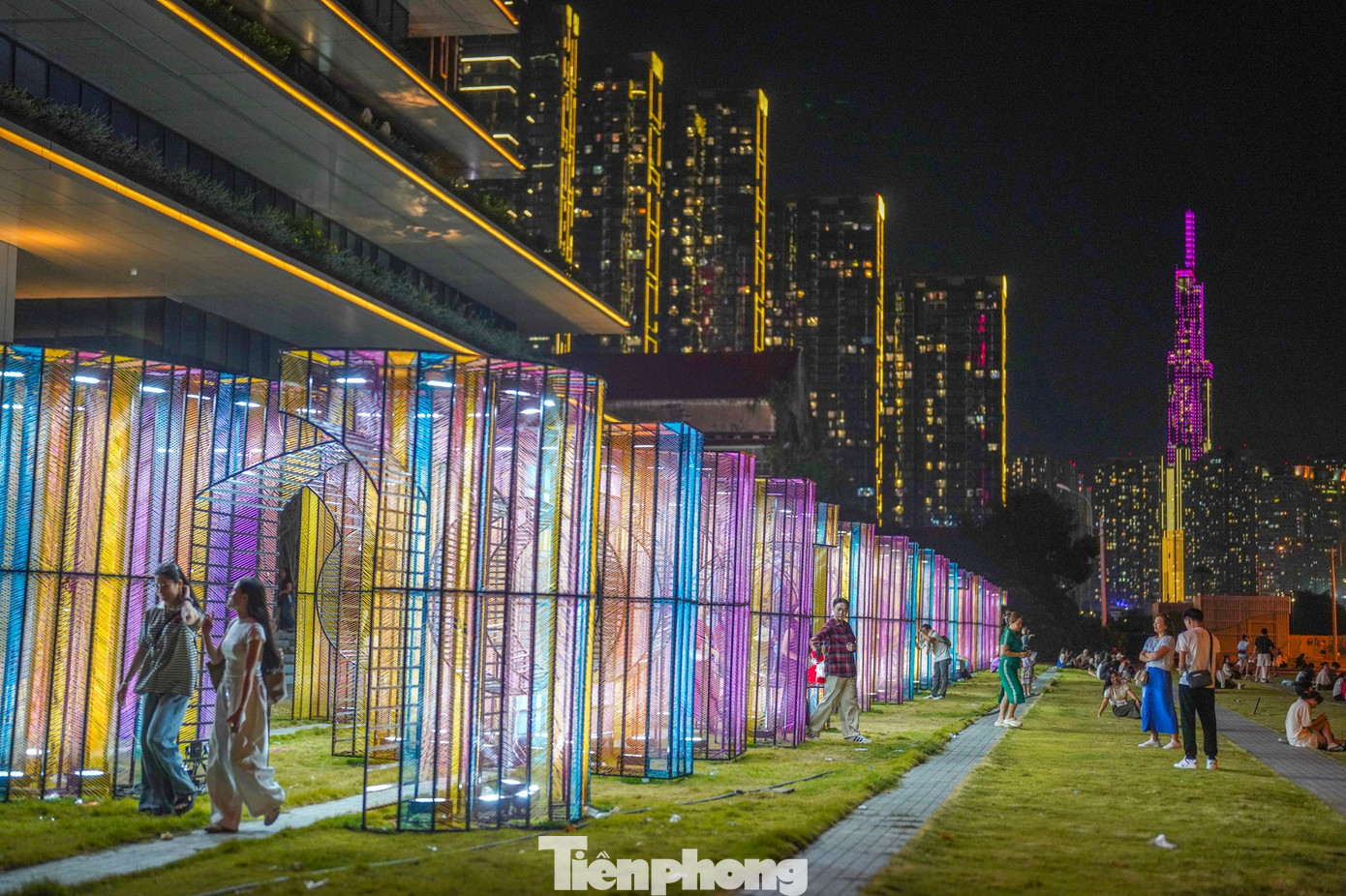 Giới trẻ TPHCM check in c&ocirc;ng vi&ecirc;n xếp chữ b&ecirc;n s&ocirc;ng- Ảnh 10.