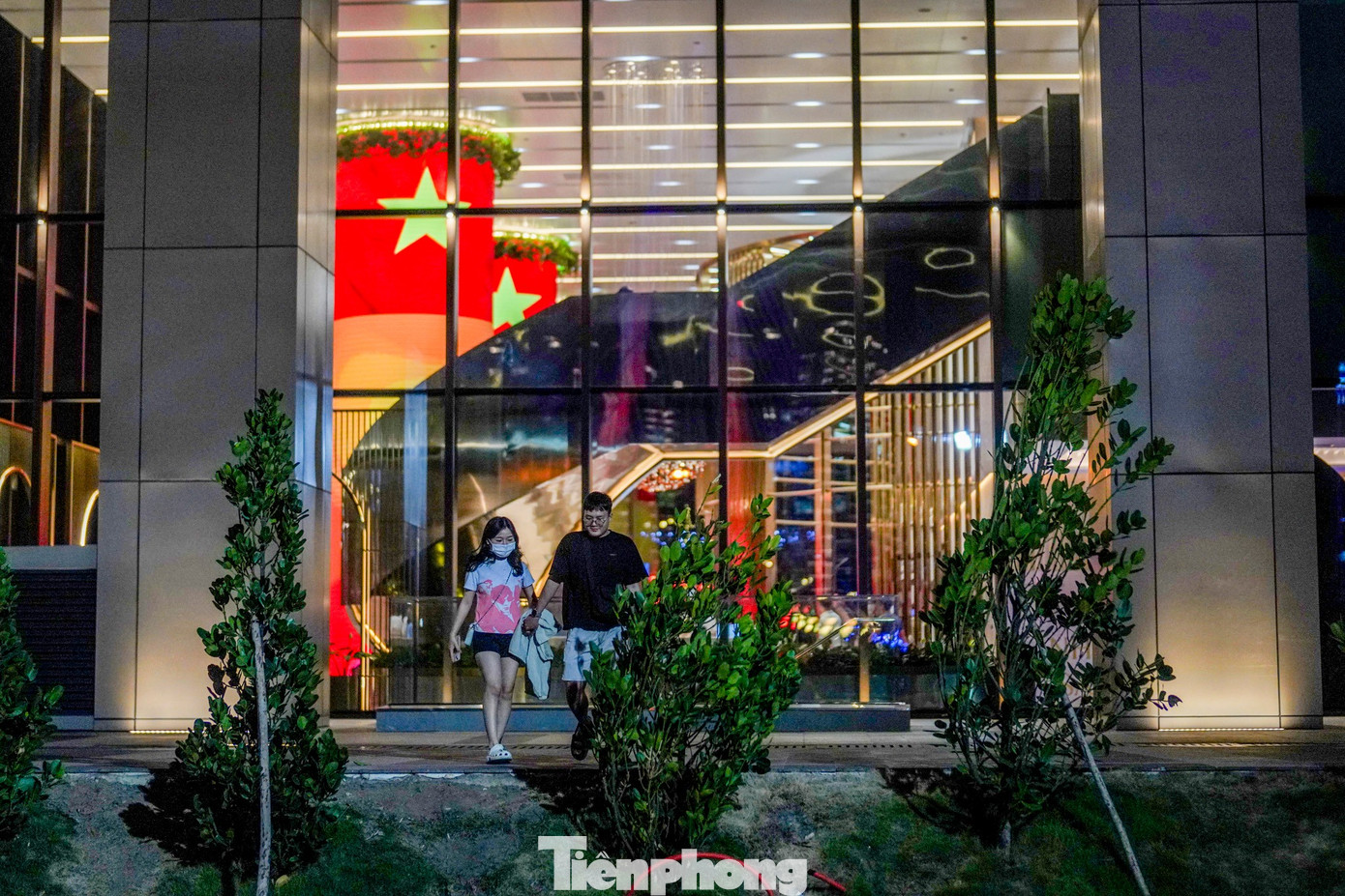 Giới trẻ TPHCM check in c&ocirc;ng vi&ecirc;n xếp chữ b&ecirc;n s&ocirc;ng- Ảnh 12.