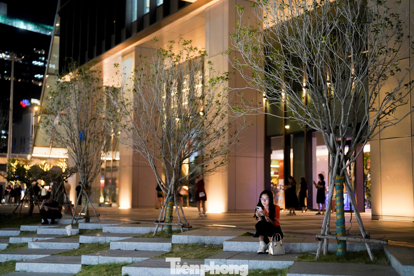 Giới trẻ TPHCM check in c&ocirc;ng vi&ecirc;n xếp chữ b&ecirc;n s&ocirc;ng- Ảnh 13.