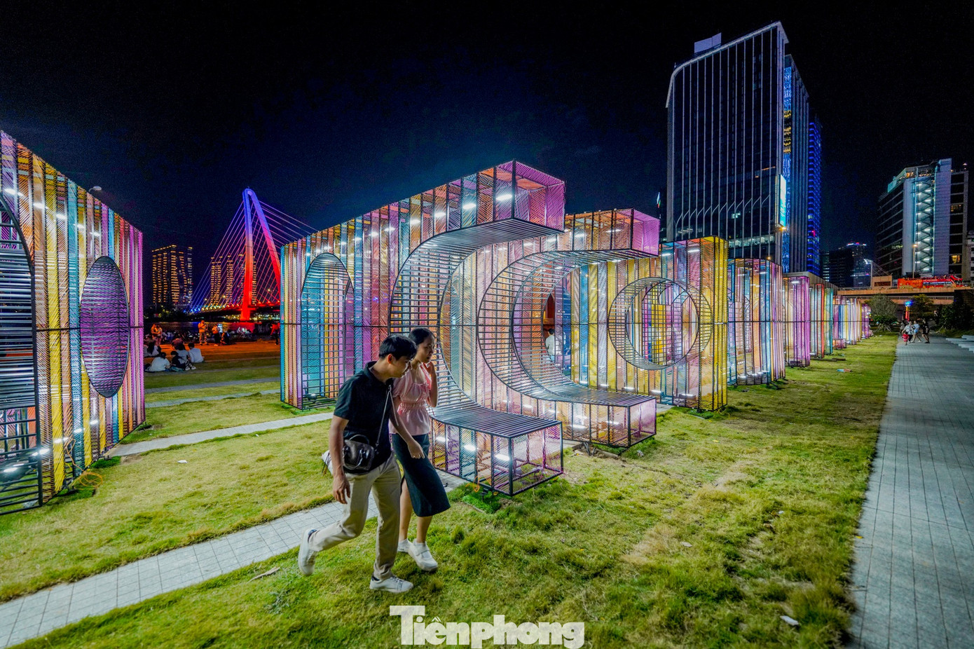 Giới trẻ TPHCM check in c&ocirc;ng vi&ecirc;n xếp chữ b&ecirc;n s&ocirc;ng- Ảnh 9.