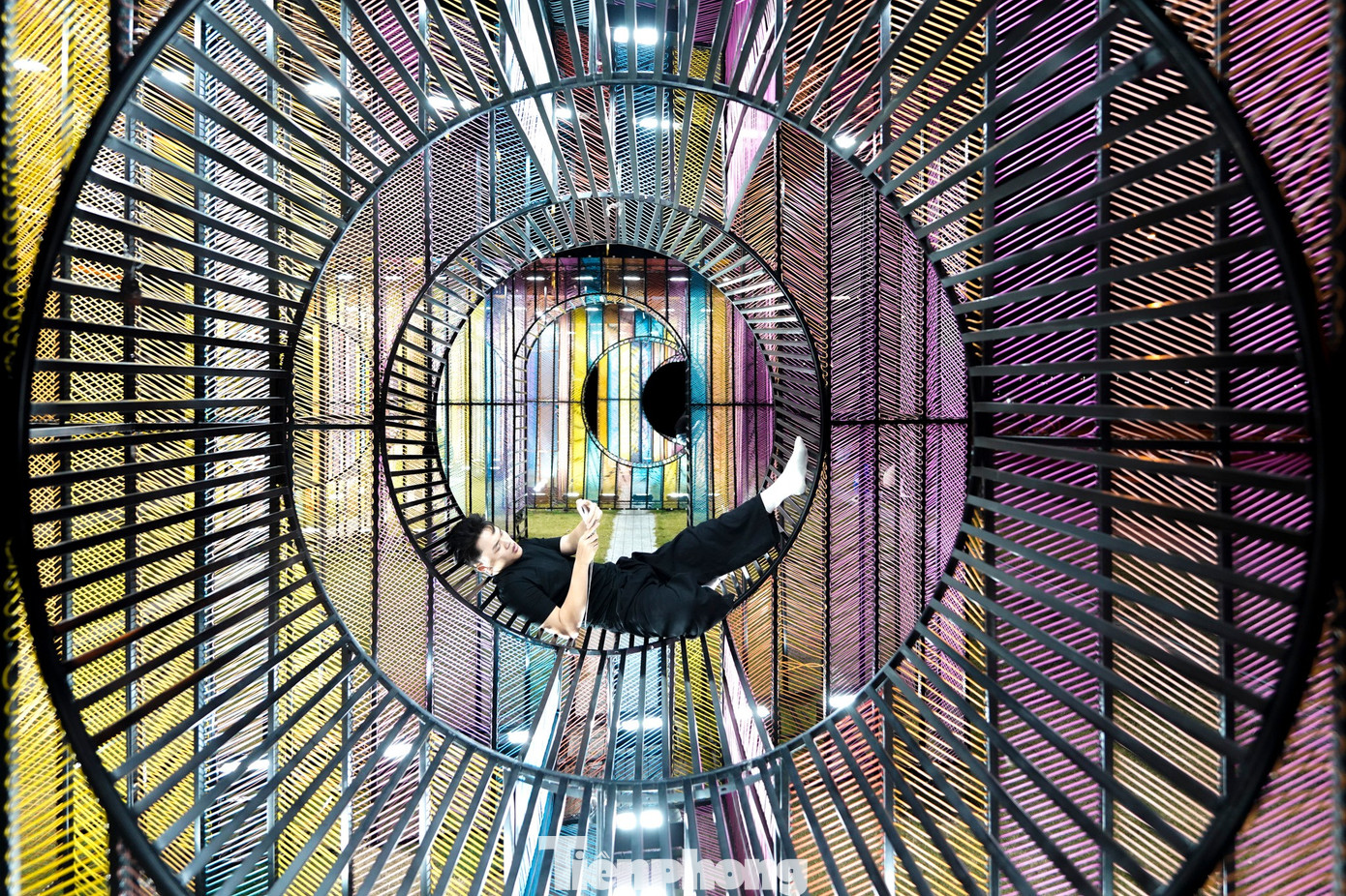 Giới trẻ TPHCM check in c&ocirc;ng vi&ecirc;n xếp chữ b&ecirc;n s&ocirc;ng- Ảnh 5.