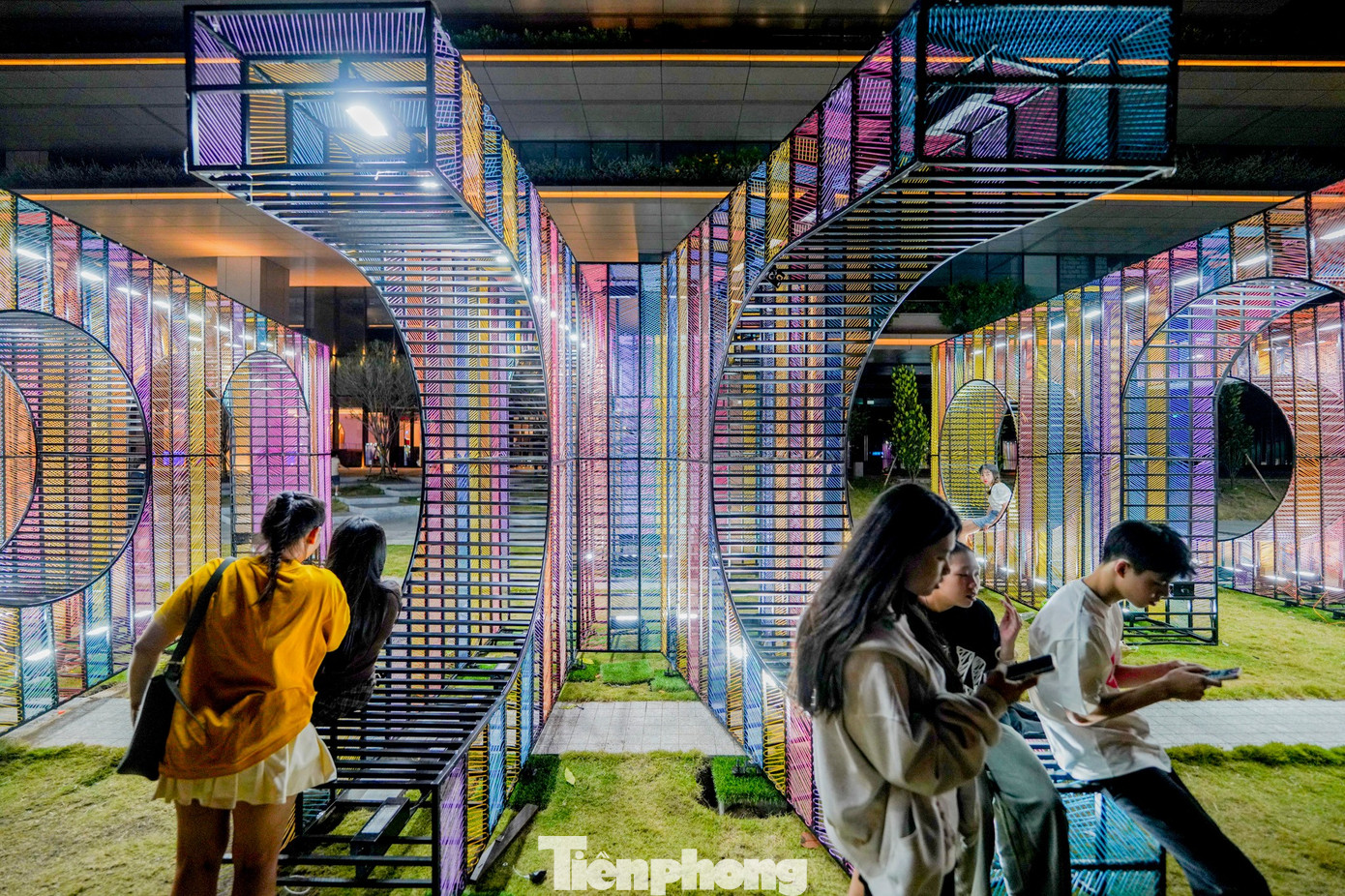 Giới trẻ TPHCM check in c&ocirc;ng vi&ecirc;n xếp chữ b&ecirc;n s&ocirc;ng- Ảnh 8.