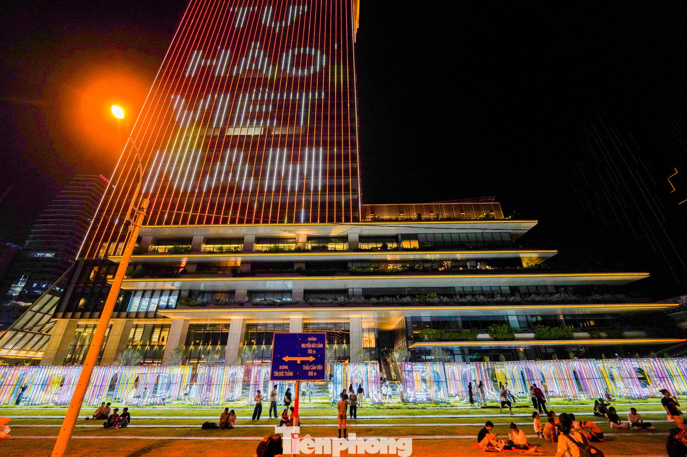 Giới trẻ TPHCM check in c&ocirc;ng vi&ecirc;n xếp chữ b&ecirc;n s&ocirc;ng- Ảnh 15.