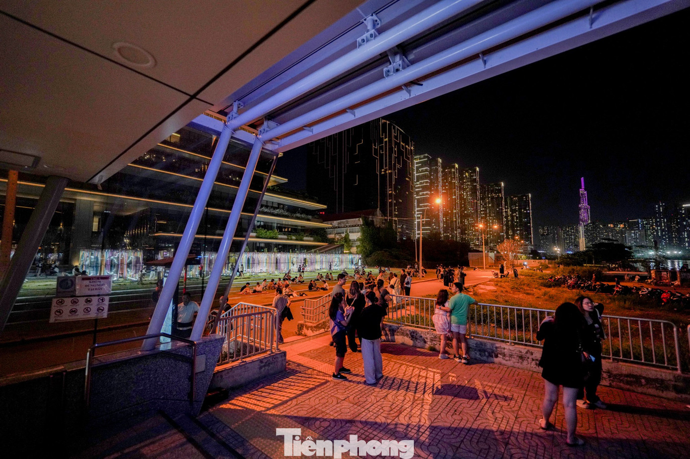 Giới trẻ TPHCM check in c&ocirc;ng vi&ecirc;n xếp chữ b&ecirc;n s&ocirc;ng- Ảnh 4.