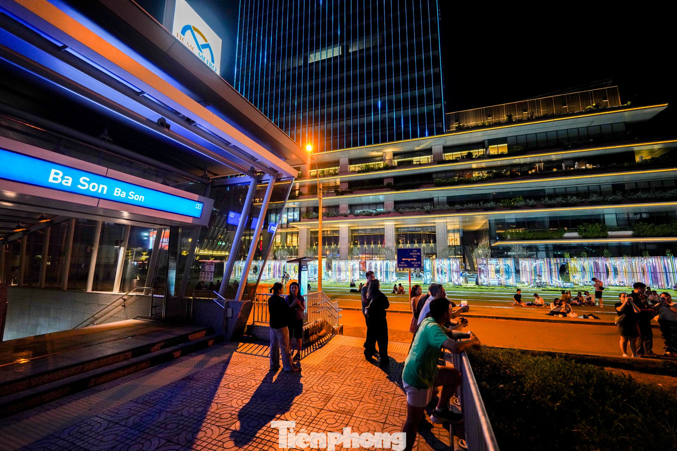 Giới trẻ TPHCM check in c&ocirc;ng vi&ecirc;n xếp chữ b&ecirc;n s&ocirc;ng- Ảnh 2.