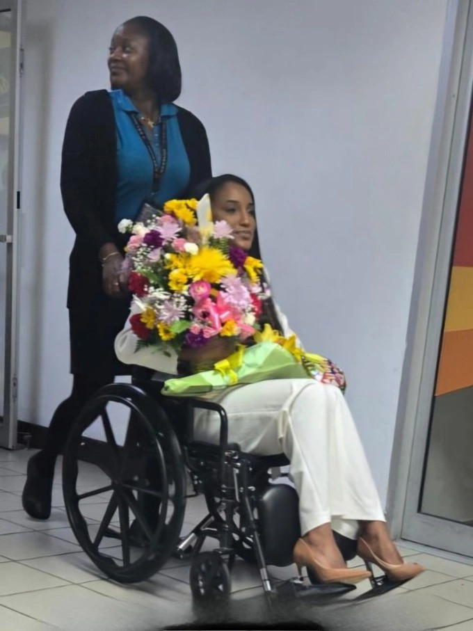 Hoa hậu Jamaica ngồi xe lăn sau c&uacute; ng&atilde; ở Miss Universe- Ảnh 1.