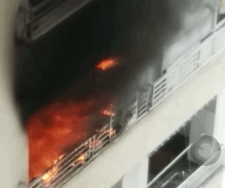 VIDEO: Ngọn lửa bốc ra ngùn ngụt từ căn hộ trên tầng 12 của chung cư Đại Thanh- Ảnh 1. VIDEO: Ngọn lửa bốc ra ngùn ngụt từ căn hộ trên tầng 12 của chung cư Đại Thanh- Ảnh 1.