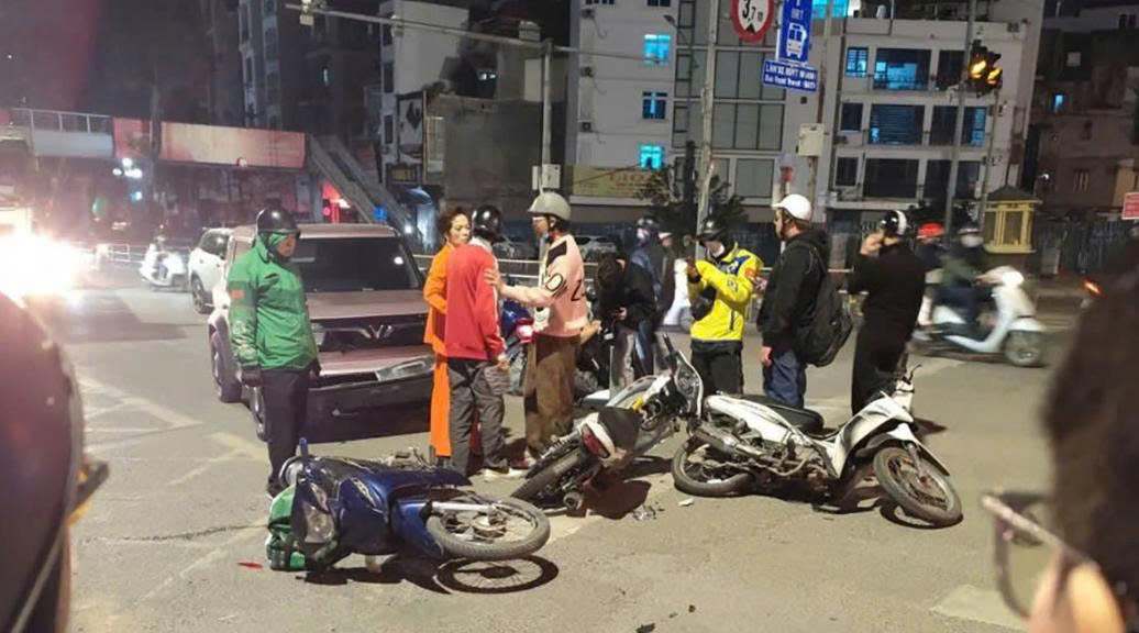 Ô tô con tông liên hoàn nhiều xe máy đang dừng đèn đỏ- Ảnh 1.