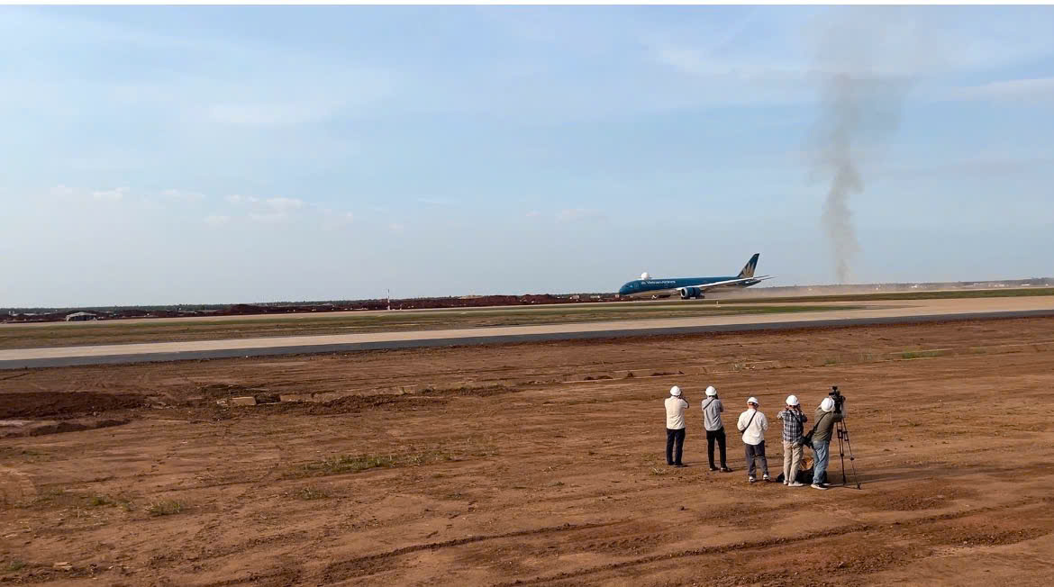 CLIP: Cận cảnh máy bay Boeing 787 vừa đáp xuống sân bay Long Thành- Ảnh 1. CLIP: Cận cảnh máy bay Boeing 787 vừa đáp xuống sân bay Long Thành- Ảnh 1.
