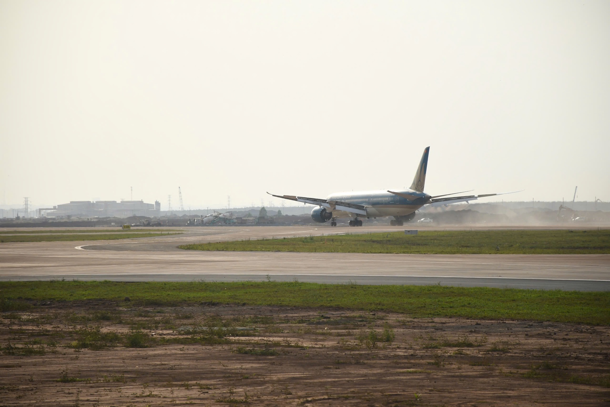 CLIP: Cận cảnh máy bay Boeing 787 vừa đáp xuống sân bay Long Thành- Ảnh 2. CLIP: Cận cảnh máy bay Boeing 787 vừa đáp xuống sân bay Long Thành- Ảnh 2.