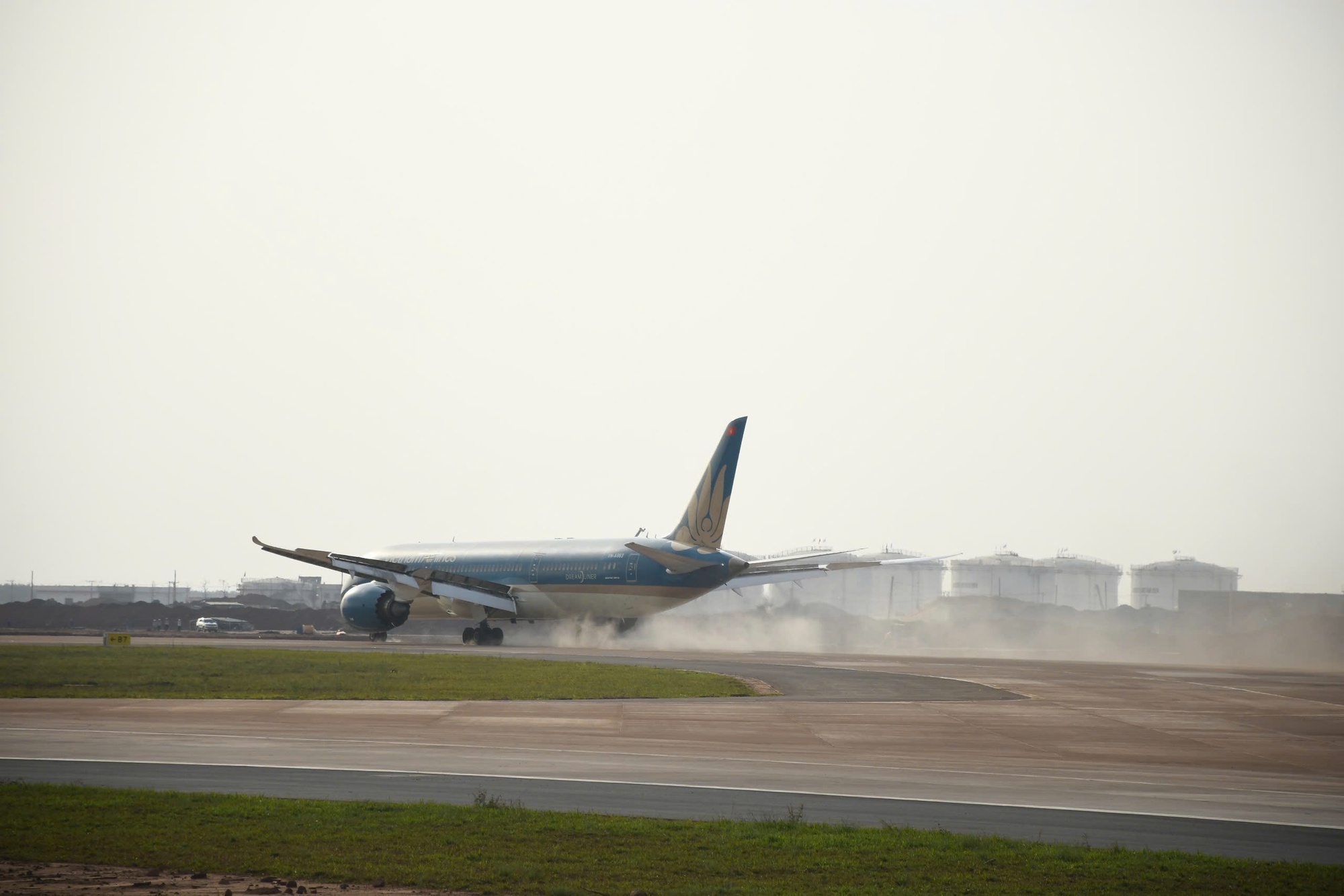 CLIP: Cận cảnh máy bay Boeing 787 vừa đáp xuống sân bay Long Thành- Ảnh 3. CLIP: Cận cảnh máy bay Boeing 787 vừa đáp xuống sân bay Long Thành- Ảnh 3.