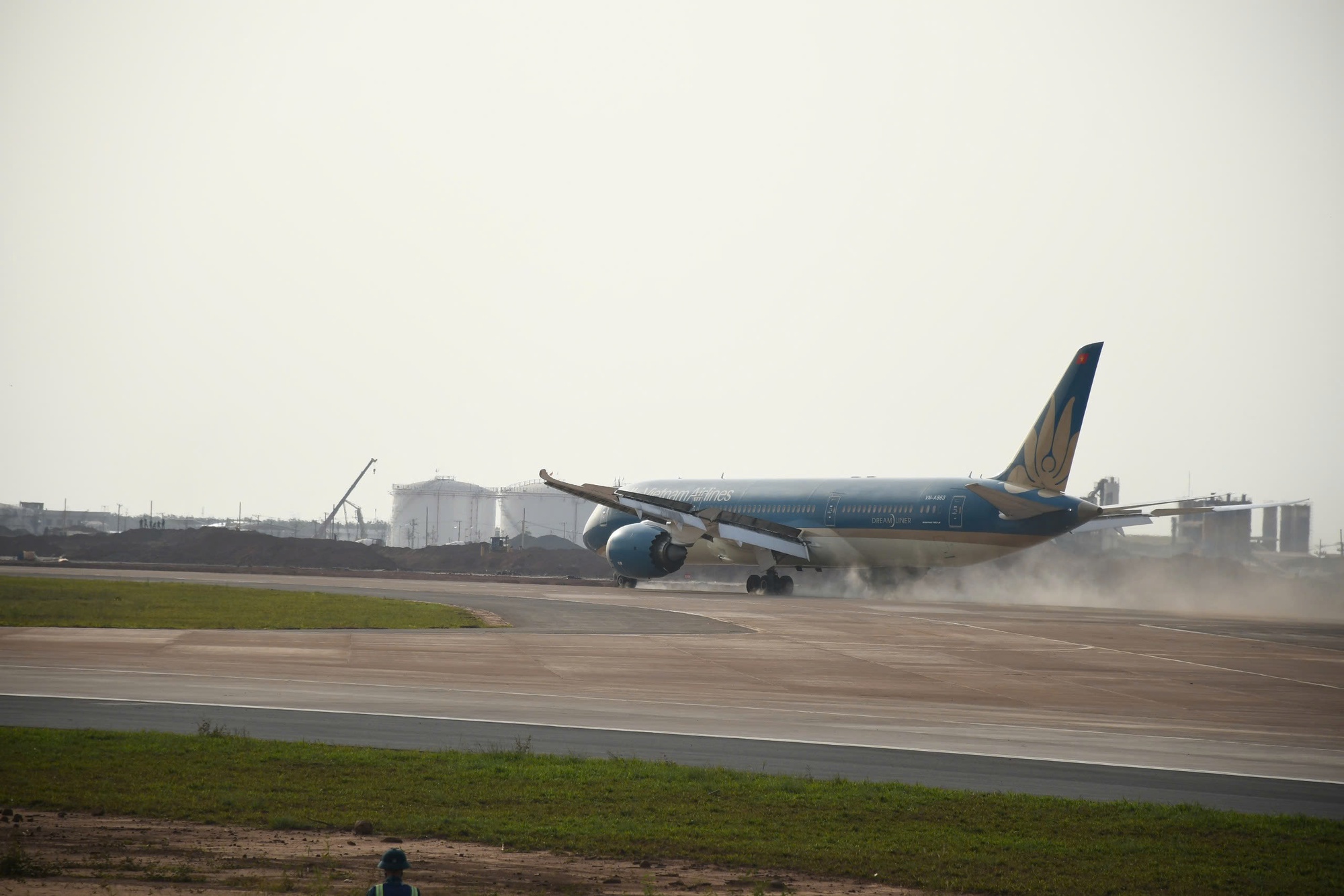 CLIP: Cận cảnh máy bay Boeing 787 vừa đáp xuống sân bay Long Thành- Ảnh 5. CLIP: Cận cảnh máy bay Boeing 787 vừa đáp xuống sân bay Long Thành- Ảnh 5.