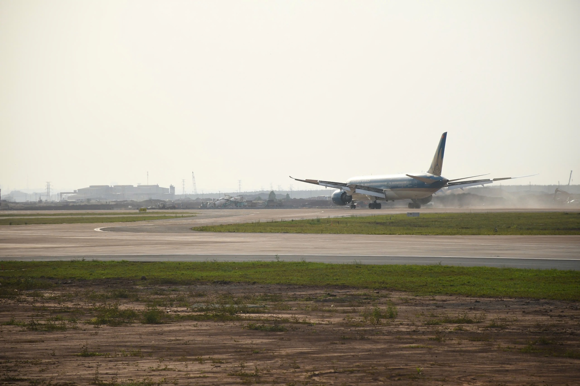 CLIP: Cận cảnh máy bay Boeing 787 vừa đáp xuống sân bay Long Thành- Ảnh 6. CLIP: Cận cảnh máy bay Boeing 787 vừa đáp xuống sân bay Long Thành- Ảnh 6.