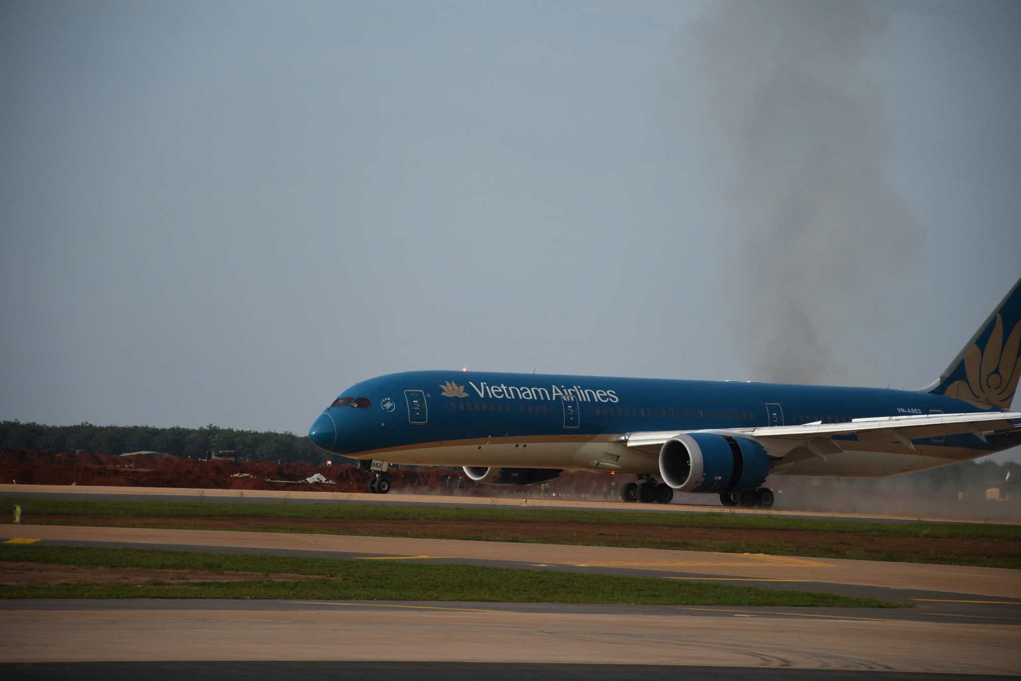 CLIP: Cận cảnh máy bay Boeing 787 vừa đáp xuống sân bay Long Thành- Ảnh 7. CLIP: Cận cảnh máy bay Boeing 787 vừa đáp xuống sân bay Long Thành- Ảnh 7.