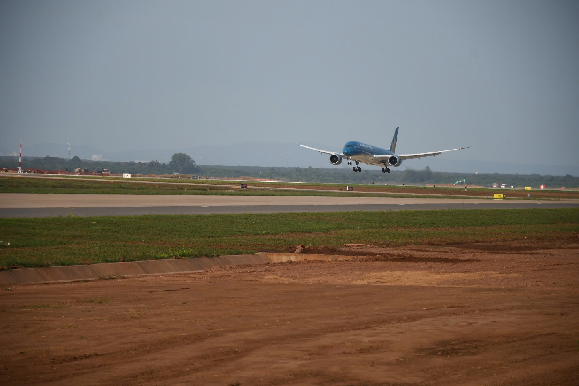 CLIP: Cận cảnh máy bay Boeing 787 vừa đáp xuống sân bay Long Thành- Ảnh 8. CLIP: Cận cảnh máy bay Boeing 787 vừa đáp xuống sân bay Long Thành- Ảnh 8.