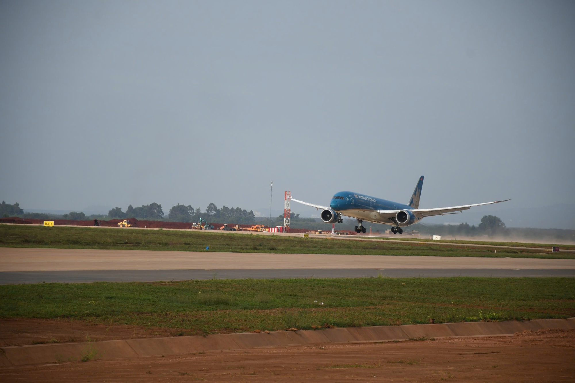 CLIP: Cận cảnh máy bay Boeing 787 vừa đáp xuống sân bay Long Thành- Ảnh 9. CLIP: Cận cảnh máy bay Boeing 787 vừa đáp xuống sân bay Long Thành- Ảnh 9.