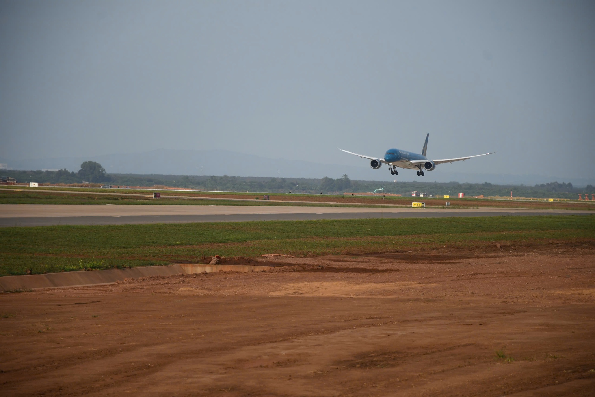CLIP: Cận cảnh máy bay Boeing 787 vừa đáp xuống sân bay Long Thành- Ảnh 13. CLIP: Cận cảnh máy bay Boeing 787 vừa đáp xuống sân bay Long Thành- Ảnh 13.