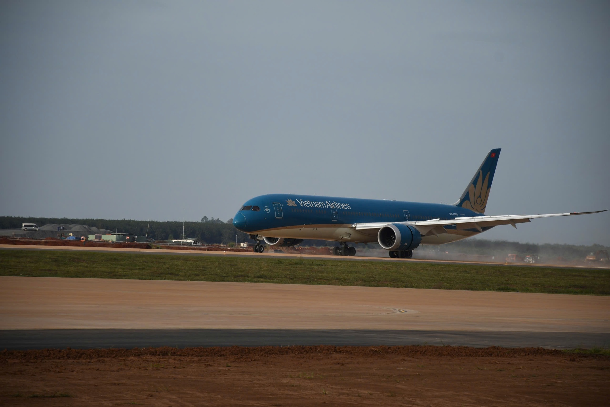 CLIP: Cận cảnh máy bay Boeing 787 vừa đáp xuống sân bay Long Thành- Ảnh 14. CLIP: Cận cảnh máy bay Boeing 787 vừa đáp xuống sân bay Long Thành- Ảnh 14.