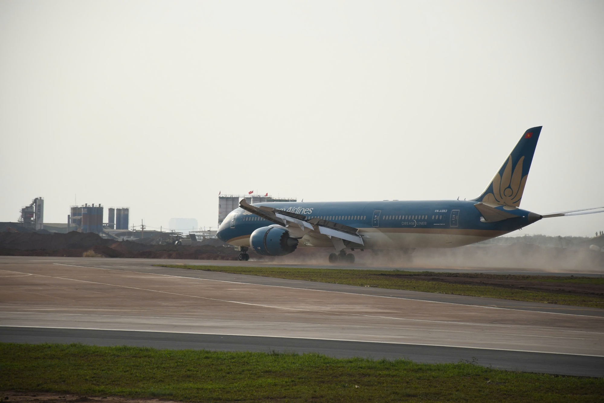 CLIP: Cận cảnh máy bay Boeing 787 vừa đáp xuống sân bay Long Thành- Ảnh 15. CLIP: Cận cảnh máy bay Boeing 787 vừa đáp xuống sân bay Long Thành- Ảnh 15.