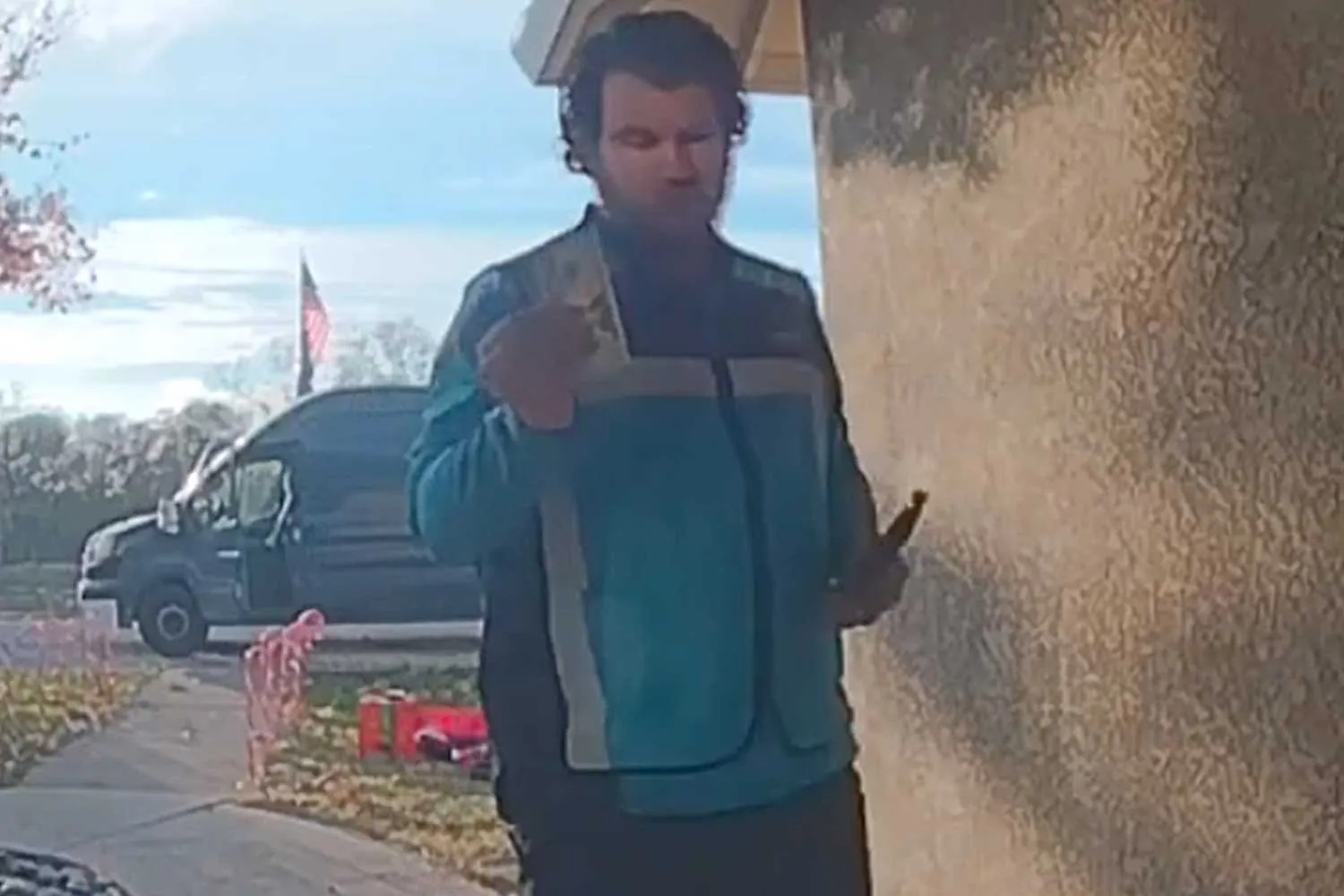 Ph&aacute;t hiện tiền rơi trước cửa nh&agrave;, t&agrave;i xế giao h&agrave;ng c&oacute; h&agrave;nh động bất ngờ- Ảnh 1.