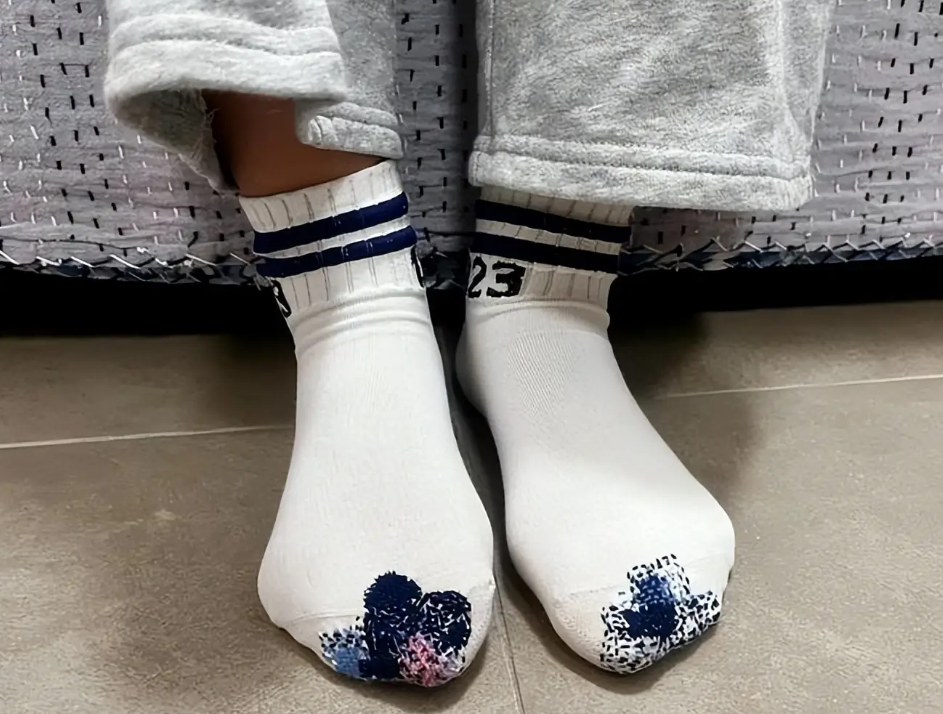 Bức ảnh này có gì "khuất tất" mà khiến nhiều người bức xúc?- Ảnh 1. Bức ảnh này có gì "khuất tất" mà khiến nhiều người bức xúc?- Ảnh 1.