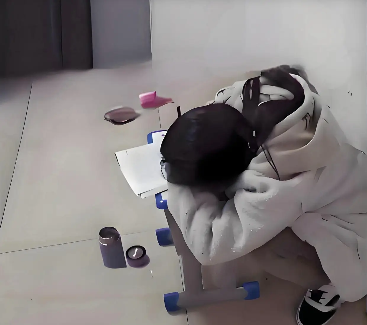 Học sinh phải nhập viện sau khi bị y&ecirc;u cầu ra h&agrave;nh lang l&agrave;m b&agrave;i tập, phụ huynh tức giận đ&ograve;i bồi thường hơn 350 triệu- Ảnh 1.