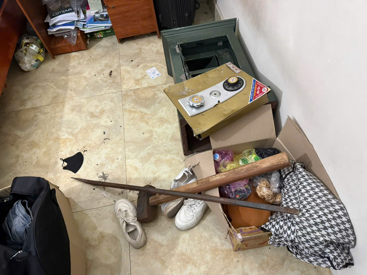 C&ocirc; g&aacute;i 20 tuổi ở Quảng Ninh ph&aacute; k&eacute;t sắt của bố mẹ, rồi hoảng loạn chạy xe m&aacute;y điện đi thu&ecirc; nh&agrave; nghỉ: Gia đ&igrave;nh lập tức b&aacute;o c&ocirc;ng an sau khi đọc tin nhắn Zalo- Ảnh 1.