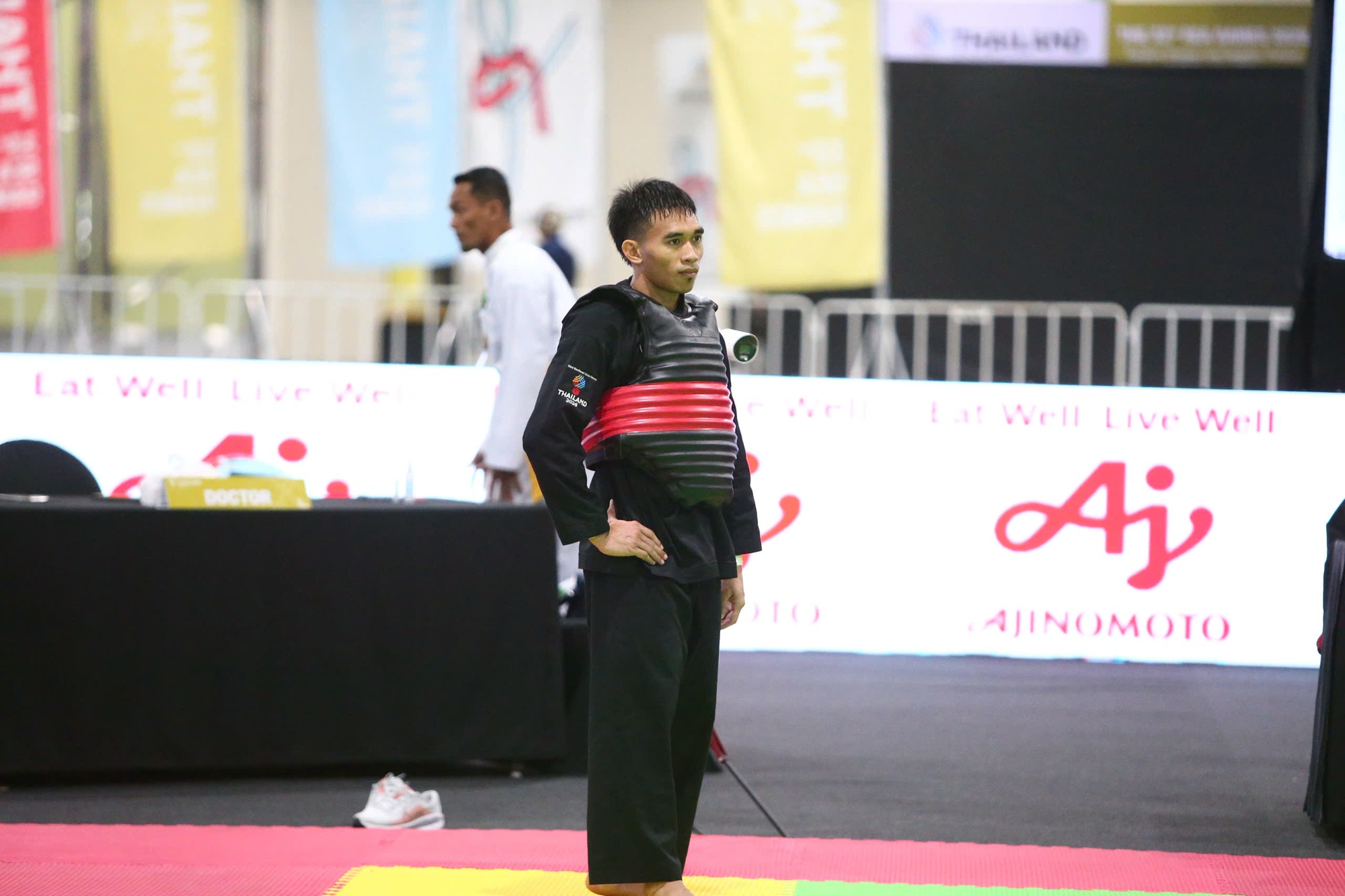 VĐV Việt Nam bị đối thủ Malayisa đánh vào cổ, đổ gục trên sàn Pencak Silat tại SEA Games phải đưa đi cấp cứu gấp- Ảnh 9. VĐV Việt Nam bị đối thủ Malayisa đánh vào cổ, đổ gục trên sàn Pencak Silat tại SEA Games phải đưa đi cấp cứu gấp- Ảnh 9.