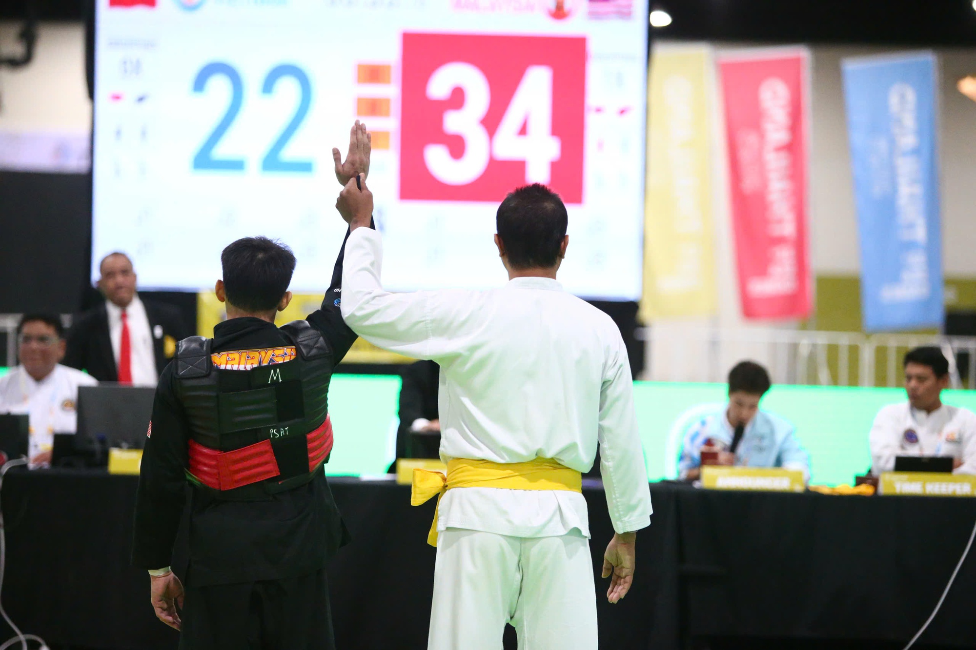 VĐV Việt Nam bị đối thủ Malayisa đánh vào cổ, đổ gục trên sàn Pencak Silat tại SEA Games phải đưa đi cấp cứu gấp- Ảnh 7. VĐV Việt Nam bị đối thủ Malayisa đánh vào cổ, đổ gục trên sàn Pencak Silat tại SEA Games phải đưa đi cấp cứu gấp- Ảnh 7.