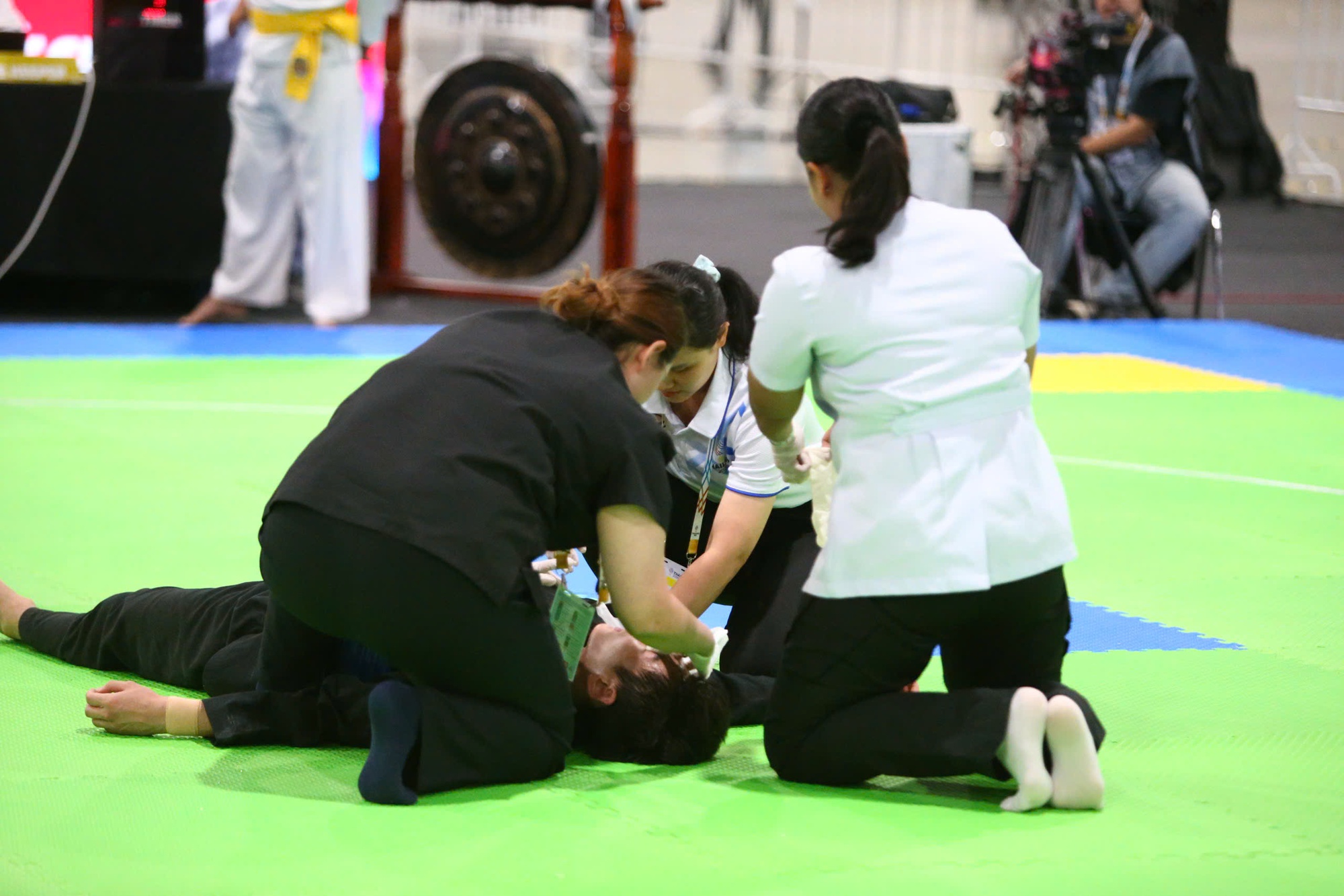 VĐV Việt Nam bị đối thủ Malayisa đánh vào cổ, đổ gục trên sàn Pencak Silat tại SEA Games phải đưa đi cấp cứu gấp- Ảnh 6. VĐV Việt Nam bị đối thủ Malayisa đánh vào cổ, đổ gục trên sàn Pencak Silat tại SEA Games phải đưa đi cấp cứu gấp- Ảnh 6.