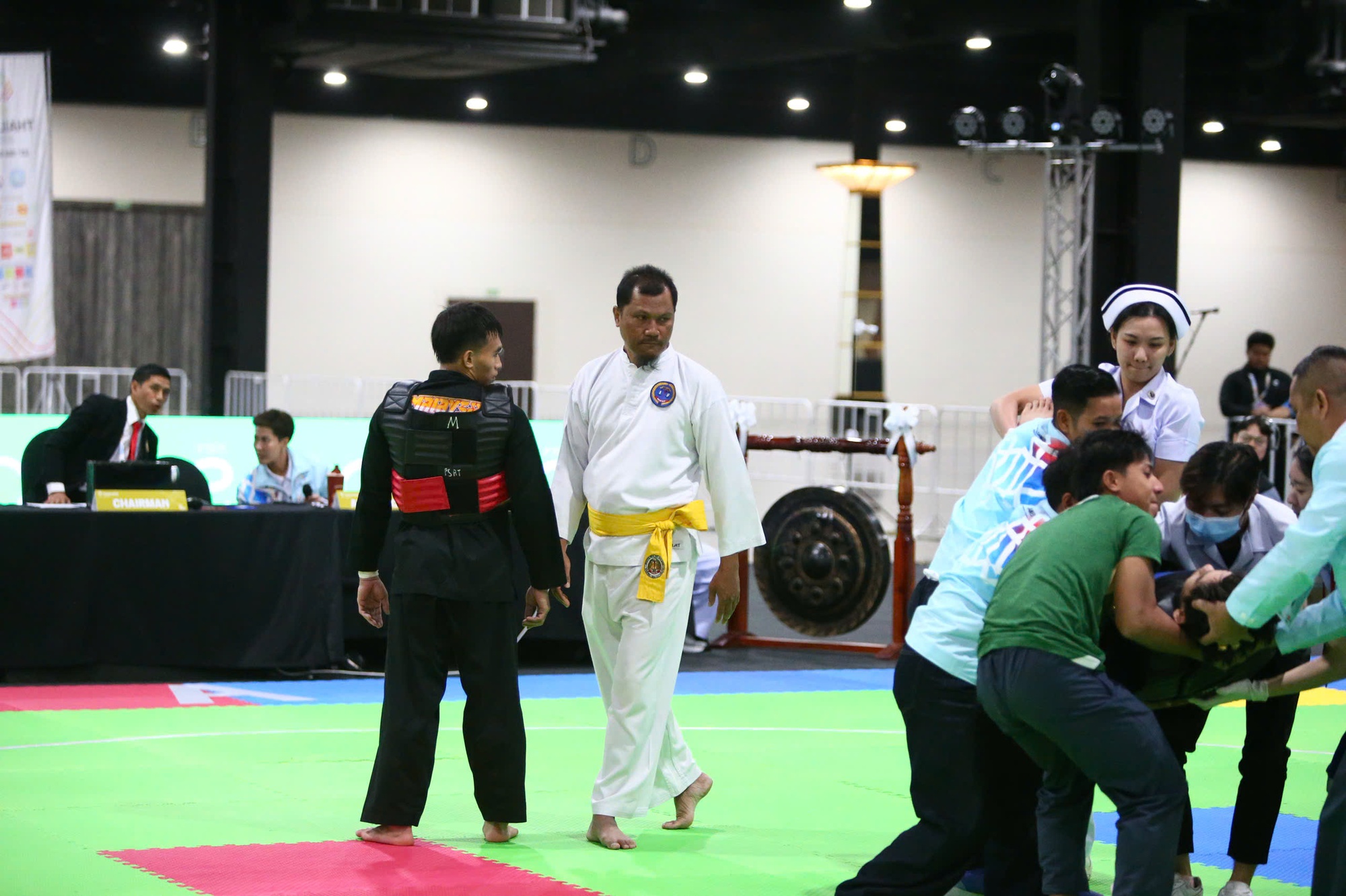 VĐV Việt Nam bị đối thủ Malayisa đánh vào cổ, đổ gục trên sàn Pencak Silat tại SEA Games phải đưa đi cấp cứu gấp- Ảnh 8. VĐV Việt Nam bị đối thủ Malayisa đánh vào cổ, đổ gục trên sàn Pencak Silat tại SEA Games phải đưa đi cấp cứu gấp- Ảnh 8.