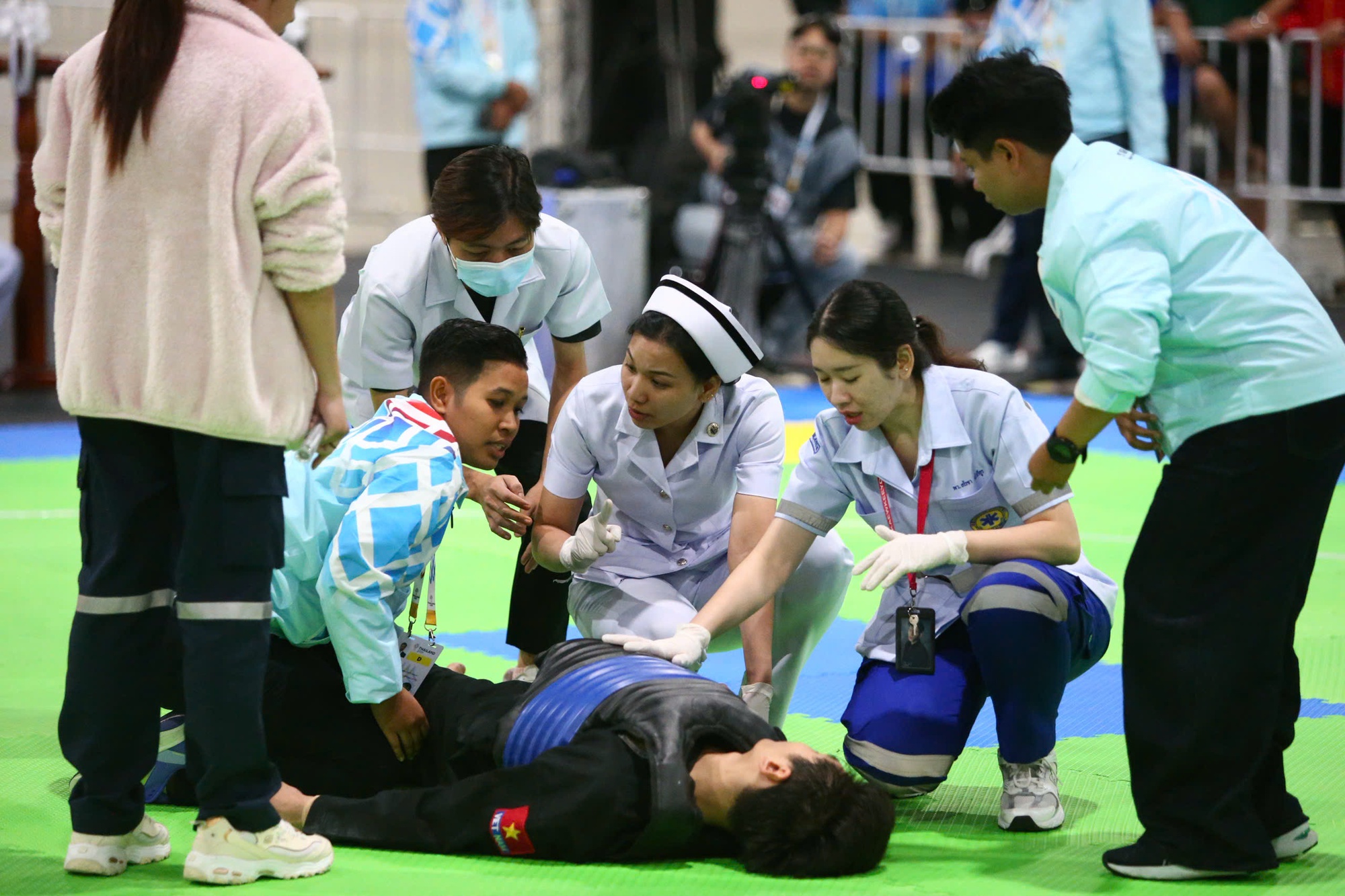 VĐV Việt Nam bị đối thủ Malayisa đánh vào cổ, đổ gục trên sàn Pencak Silat tại SEA Games phải đưa đi cấp cứu gấp- Ảnh 5. VĐV Việt Nam bị đối thủ Malayisa đánh vào cổ, đổ gục trên sàn Pencak Silat tại SEA Games phải đưa đi cấp cứu gấp- Ảnh 5.
