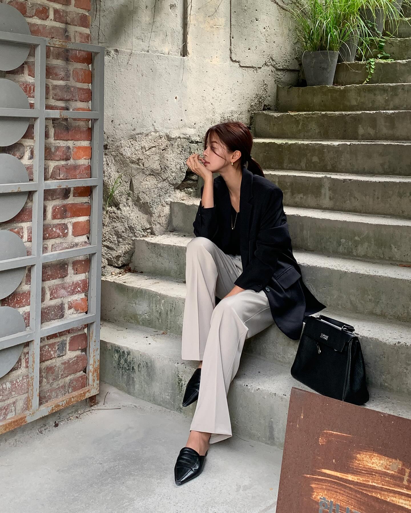 Áo blazer và quần âu: Công thức nhân đôi sự thanh lịch, mặc đi làm 5 ngày 1 tuần cũng không thấy chán- Ảnh 1. Áo blazer và quần âu: Công thức nhân đôi sự thanh lịch, mặc đi làm 5 ngày 1 tuần cũng không thấy chán- Ảnh 1.