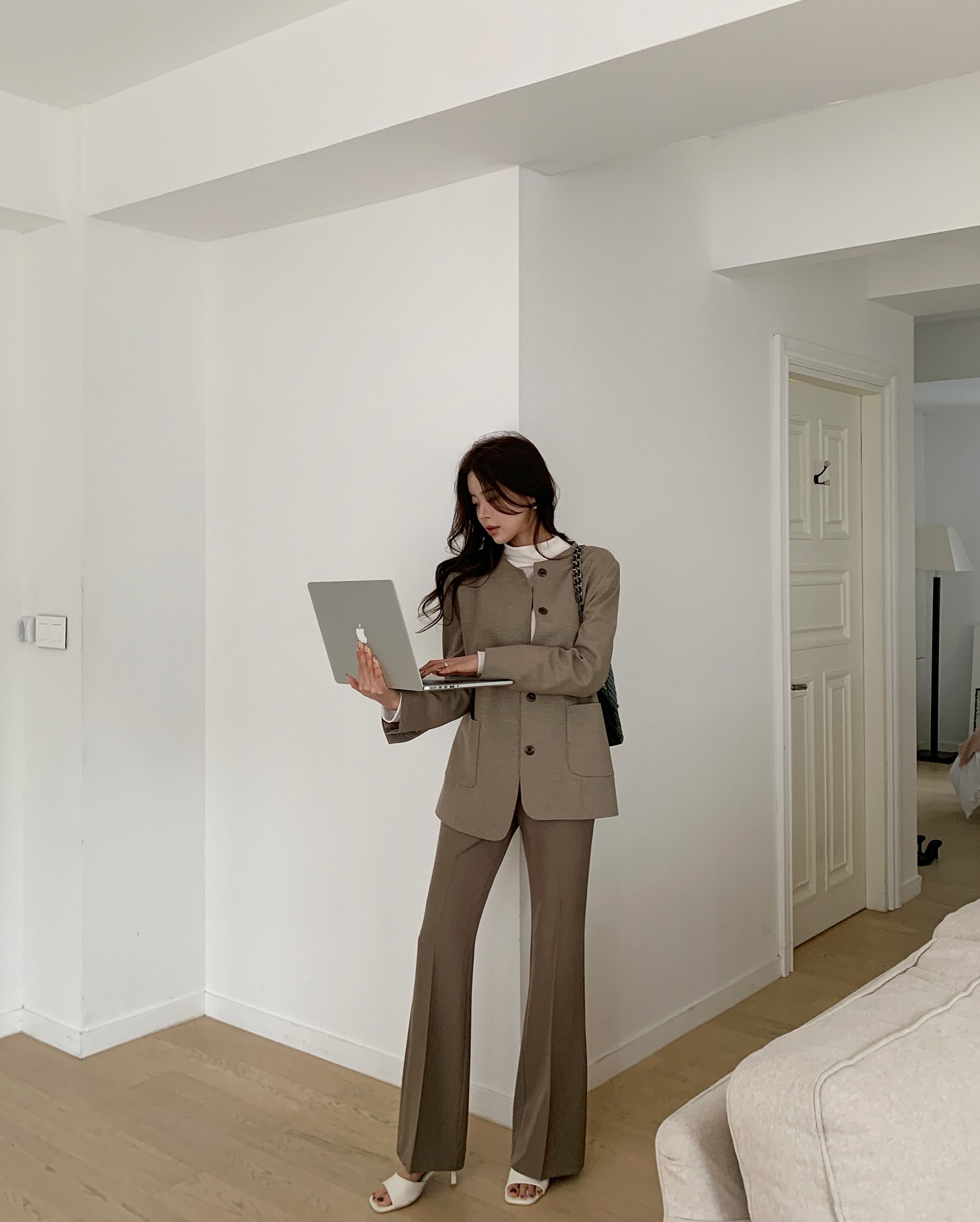 Áo blazer và quần âu: Công thức nhân đôi sự thanh lịch, mặc đi làm 5 ngày 1 tuần cũng không thấy chán- Ảnh 7. Áo blazer và quần âu: Công thức nhân đôi sự thanh lịch, mặc đi làm 5 ngày 1 tuần cũng không thấy chán- Ảnh 7.