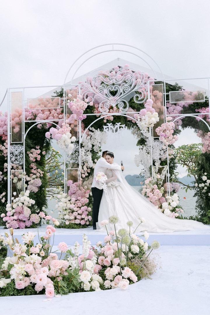 Nữ nghệ sĩ Việt là Nữ nghệ sĩ Việt là