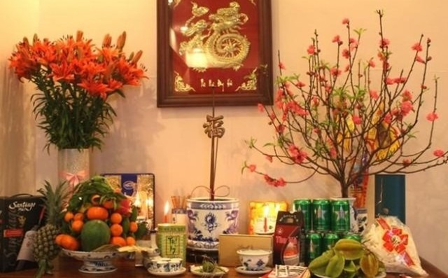 Chỉ có 1 lọ hoa thì đặt bên phải hay bên trái bàn thờ? Rất nhiều gia đình vẫn đang làm sai- Ảnh 2. Chỉ có 1 lọ hoa thì đặt bên phải hay bên trái bàn thờ? Rất nhiều gia đình vẫn đang làm sai- Ảnh 2.