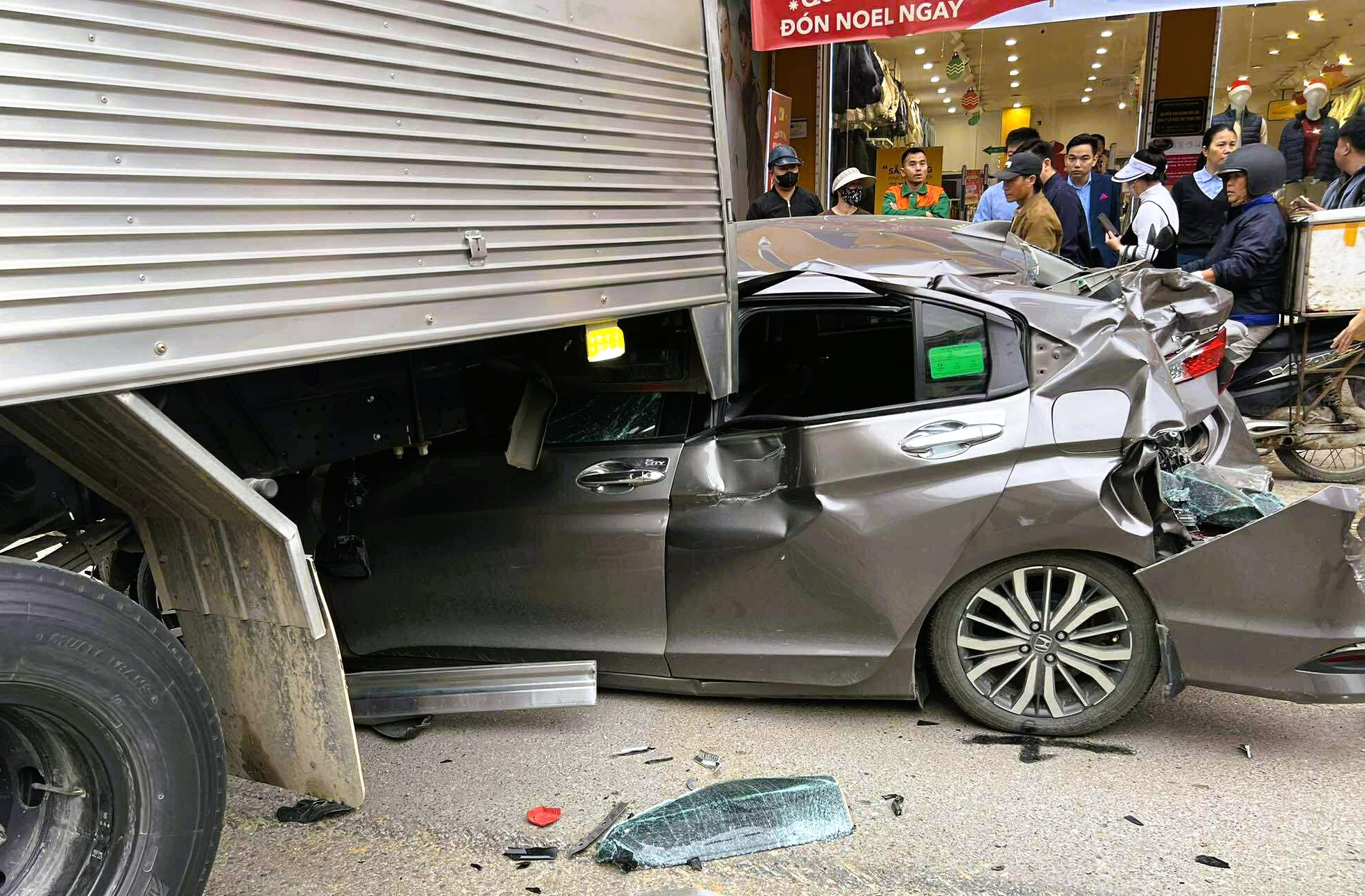 6 ô tô tông liên hoàn trên Quốc lộ 1A, 1 ô tô bẹp dúm- Ảnh 1. 6 ô tô tông liên hoàn trên Quốc lộ 1A, 1 ô tô bẹp dúm- Ảnh 1.