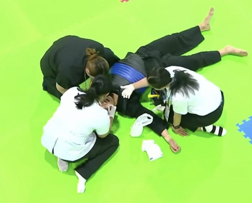 VĐV Việt Nam bị đối thủ Malayisa đánh vào cổ, đổ gục trên sàn Pencak Silat tại SEA Games phải đưa đi cấp cứu gấp- Ảnh 3. VĐV Việt Nam bị đối thủ Malayisa đánh vào cổ, đổ gục trên sàn Pencak Silat tại SEA Games phải đưa đi cấp cứu gấp- Ảnh 3.