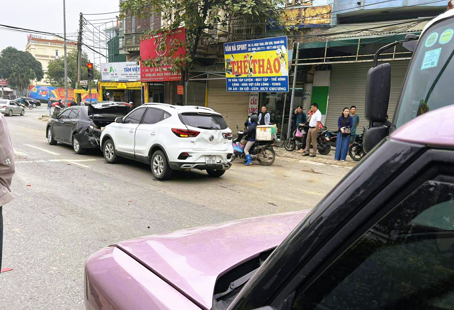 6 ô tô tông liên hoàn trên Quốc lộ 1A, 1 ô tô bẹp dúm- Ảnh 3. 6 ô tô tông liên hoàn trên Quốc lộ 1A, 1 ô tô bẹp dúm- Ảnh 3.