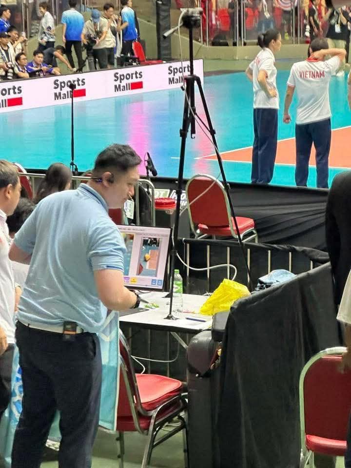 Cận cảnh pha bóng nghiệt ngã nhất SEA Games khiến bóng chuyền nữ Việt Nam mất HCV, netizen tranh cãi: Bóng trong hay ngoài?- Ảnh 2. Cận cảnh pha bóng nghiệt ngã nhất SEA Games khiến bóng chuyền nữ Việt Nam mất HCV, netizen tranh cãi: Bóng trong hay ngoài?- Ảnh 2.