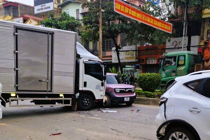 6 ô tô tông liên hoàn trên Quốc lộ 1A, 1 ô tô bẹp dúm- Ảnh 4. 6 ô tô tông liên hoàn trên Quốc lộ 1A, 1 ô tô bẹp dúm- Ảnh 4.