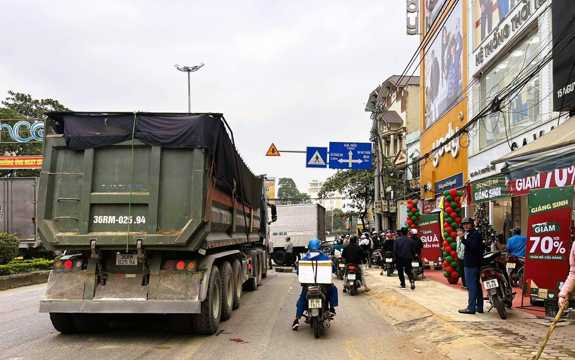 6 ô tô tông liên hoàn trên Quốc lộ 1A, 1 ô tô bẹp dúm- Ảnh 2. 6 ô tô tông liên hoàn trên Quốc lộ 1A, 1 ô tô bẹp dúm- Ảnh 2.