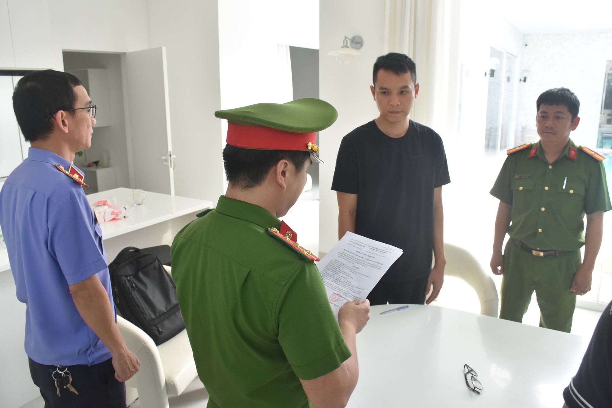 "Ông trùm" Huỳnh Đức Vân cầm đầu đường dây lừa đảo 2.000 tỷ đồng: Sở hữu xe sang, biệt thự ở tuổi 33- Ảnh 2. "Ông trùm" Huỳnh Đức Vân cầm đầu đường dây lừa đảo 2.000 tỷ đồng: Sở hữu xe sang, biệt thự ở tuổi 33- Ảnh 2.