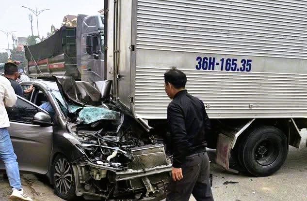 6 ô tô tông liên hoàn trên Quốc lộ 1A, 1 ô tô bẹp dúm- Ảnh 5. 6 ô tô tông liên hoàn trên Quốc lộ 1A, 1 ô tô bẹp dúm- Ảnh 5.